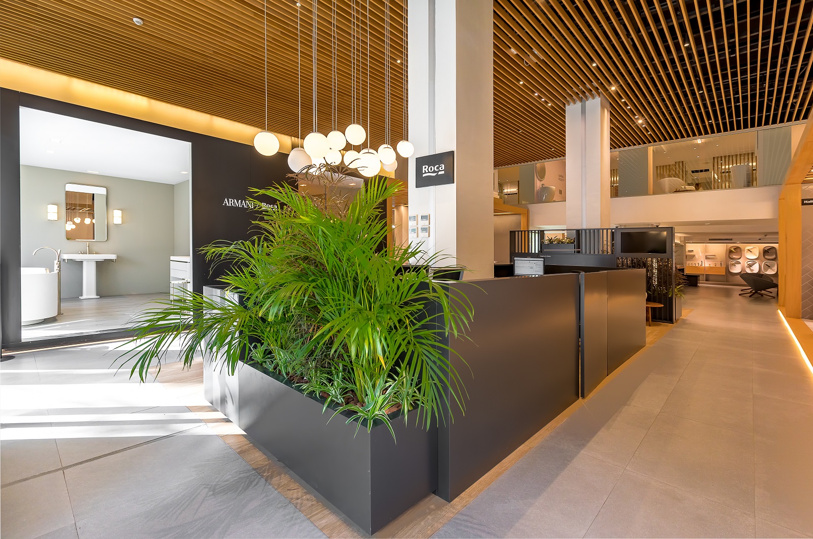<p>Roca opende in juni 2006 haar eigen showroom in Casablanca. Persoonlijke aandacht in een sfeer van comfort en ontspanning.</p>4
